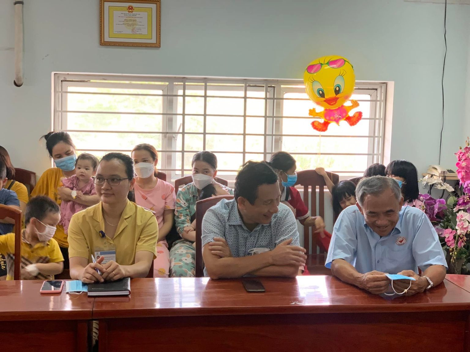 Tặng quà cho bệnh nhân